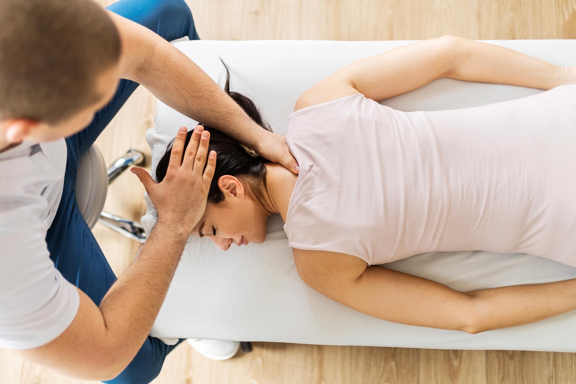 Patient hos en naprapat för spänningshuvudvärk