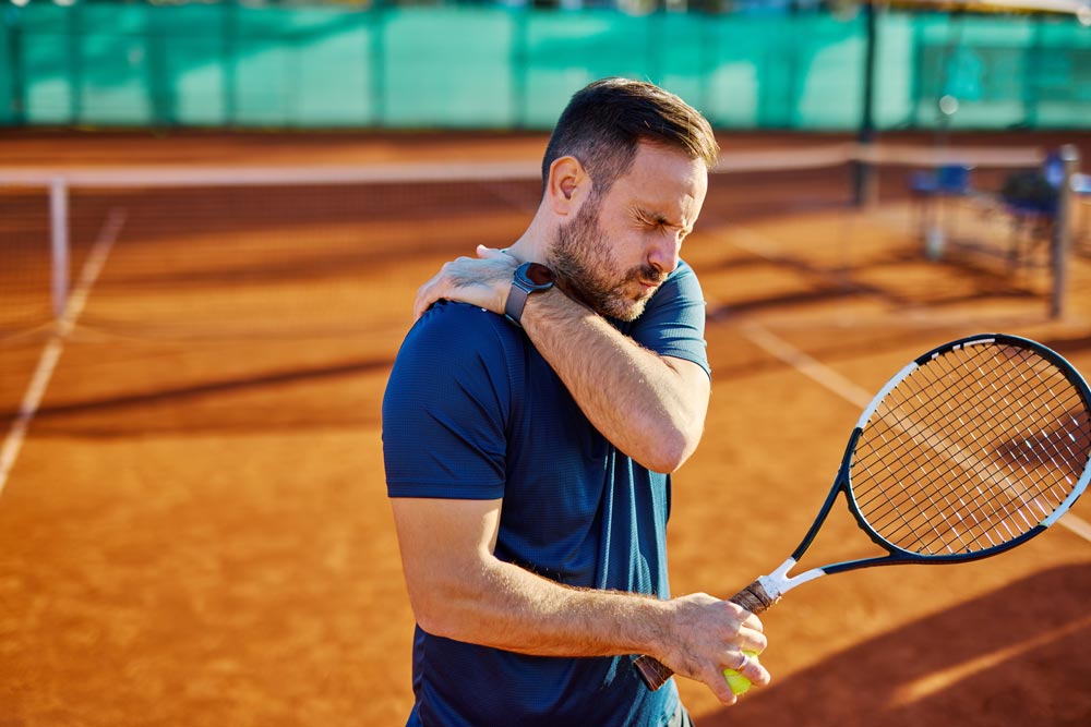 Tennisspelare med ont i skuldran