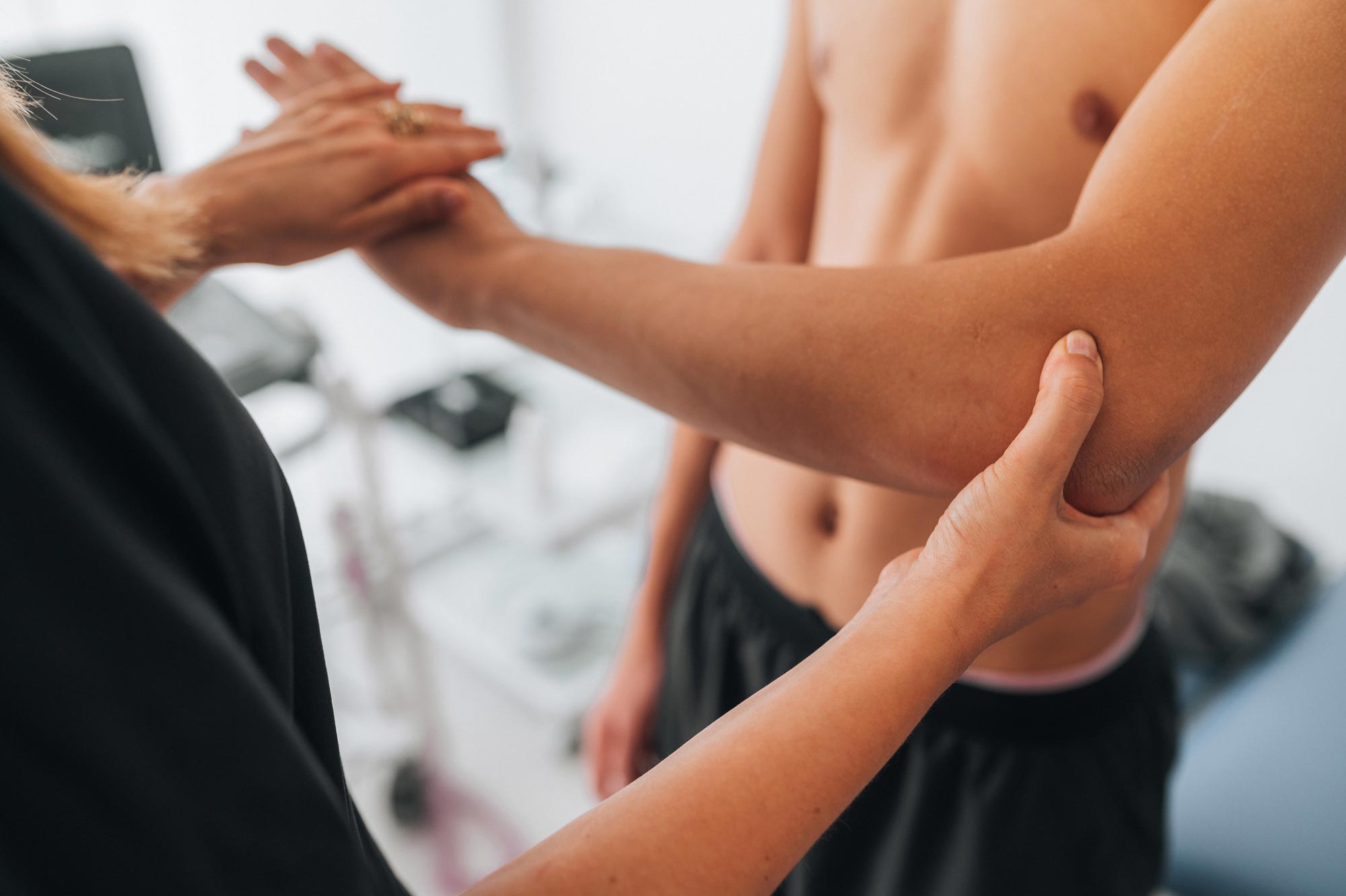 Man som får sin armbåge undersökt